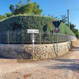 Per raggiungere la masseria usciamo da Corato percorrendo in direzione sud-ovest la strada provinciale 103. Dopo una decina di chilometri l'arteria si immette nella strada provinciale 34. Dopo sette chilometri svoltiamo a destra, verso contrada Livrea
